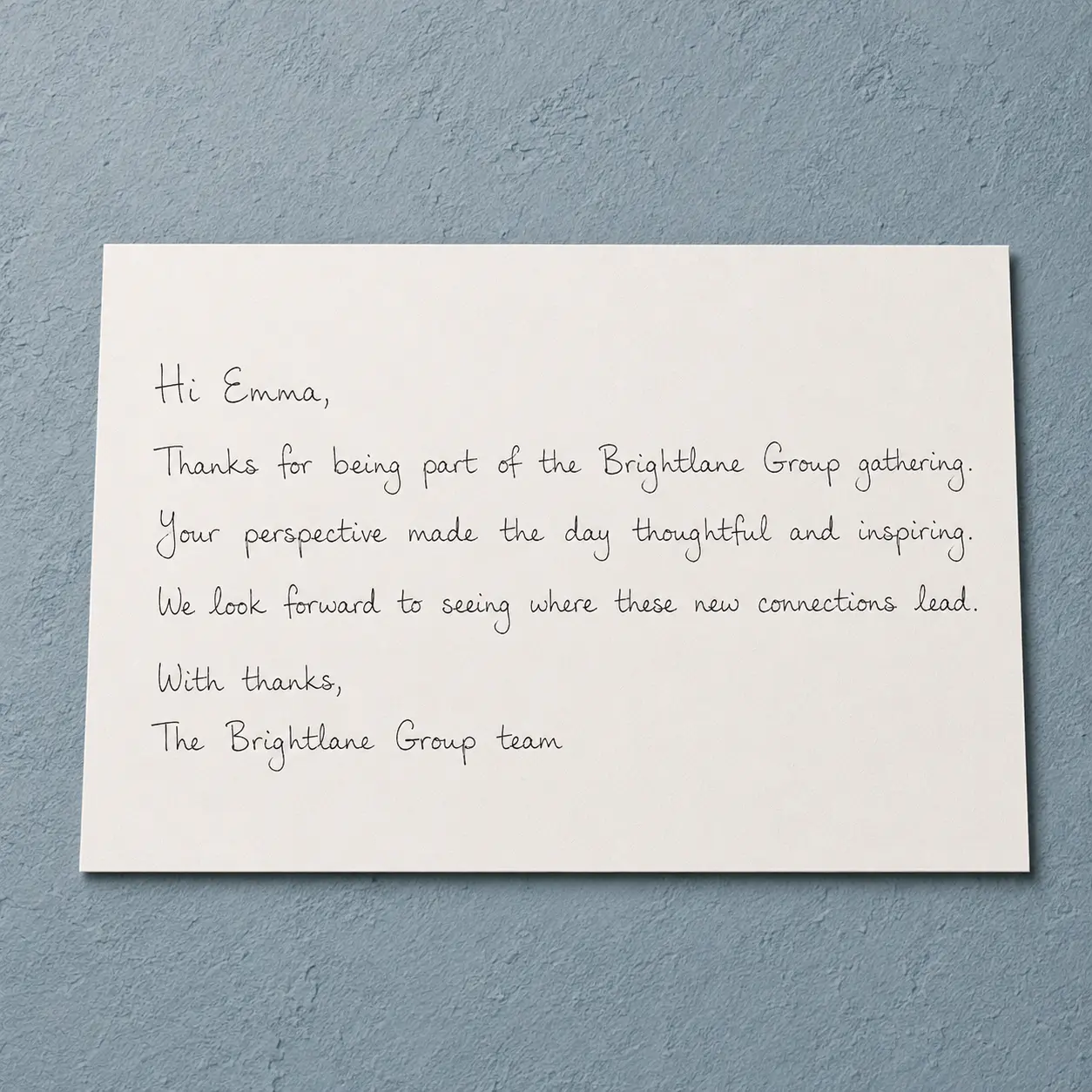 Tarjeta de papel crema escrita con pluma en tinta negra: «Hi Emma, thanks for being part of the Brightlane Group gathering».